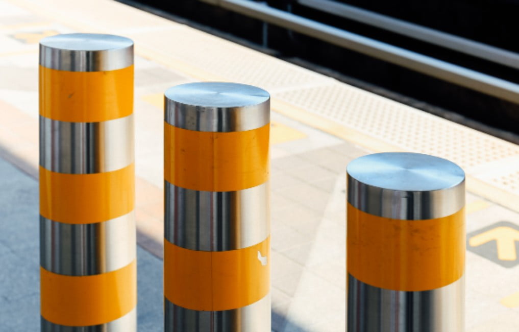 coloured-bollards